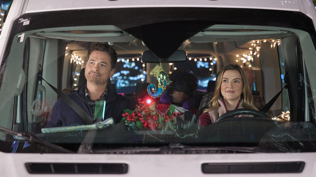Vampire Diaries Vet Sara Canning and Warren Christie Get Competitive in Hallmark's Holiday Road Exclusive Clip